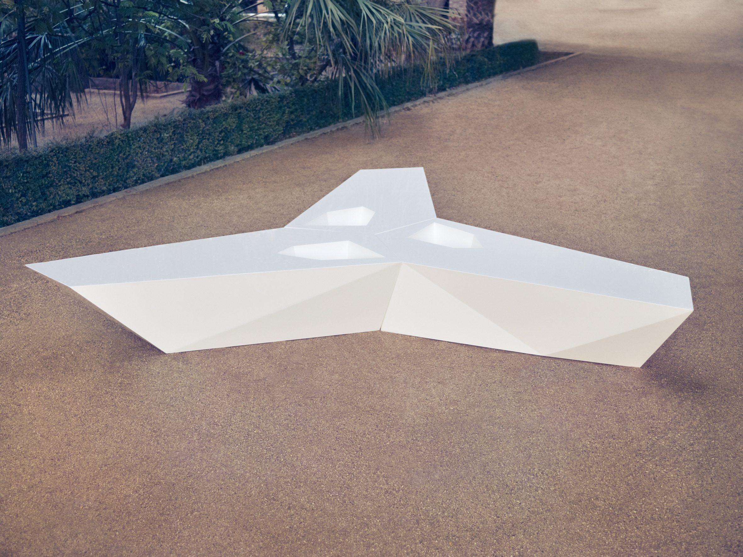 Banc Faz en polyéthylène au design contemporain par Ramon Esteve x Vondom Banc Faz en polyéthylène au design contemporain par Ramon Esteve x Vondom