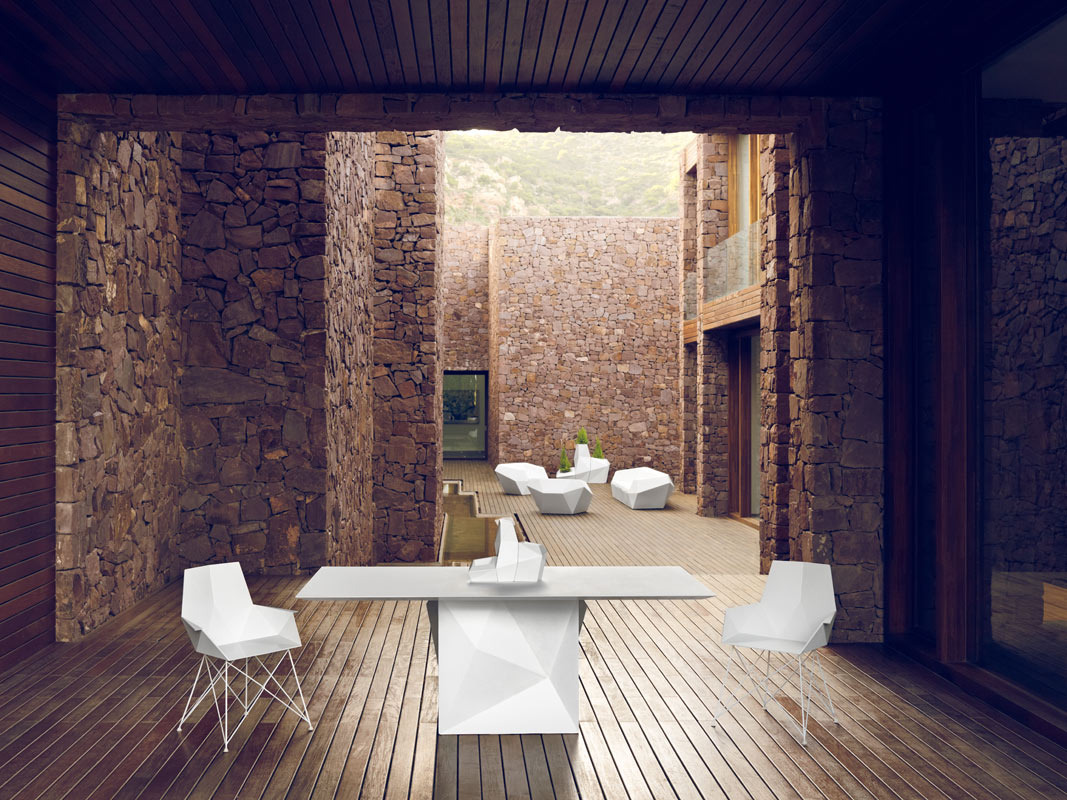 Table Faz en polyéthylène au design contemporain par Ramon Esteve x Vondom Table Faz en polyéthylène au design contemporain par Ramon Esteve x Vondom