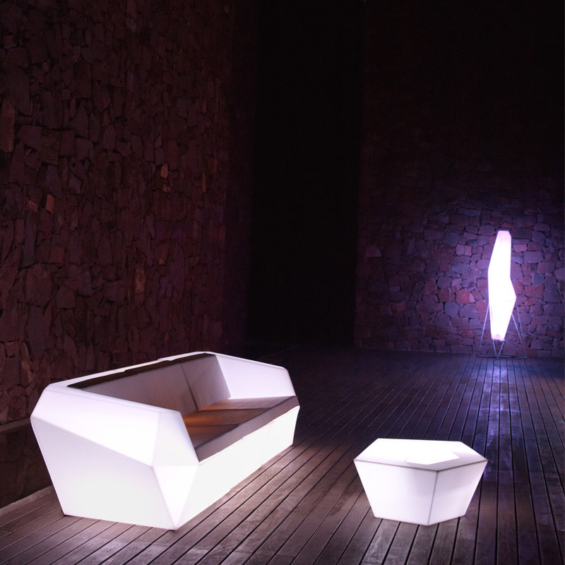 Lampe Faz en polyéthylène au design contemporain par Ramon Esteve x Vondom Lampe Faz en polyéthylène au design contemporain par Ramon Esteve x Vondom