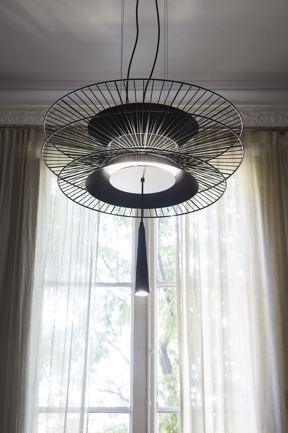Suspension Gravity en métal au design contemporain par Kateryna Sokolova x Forestier Suspension Gravity en métal au design contemporain par Kateryna Sokolova x Forestier