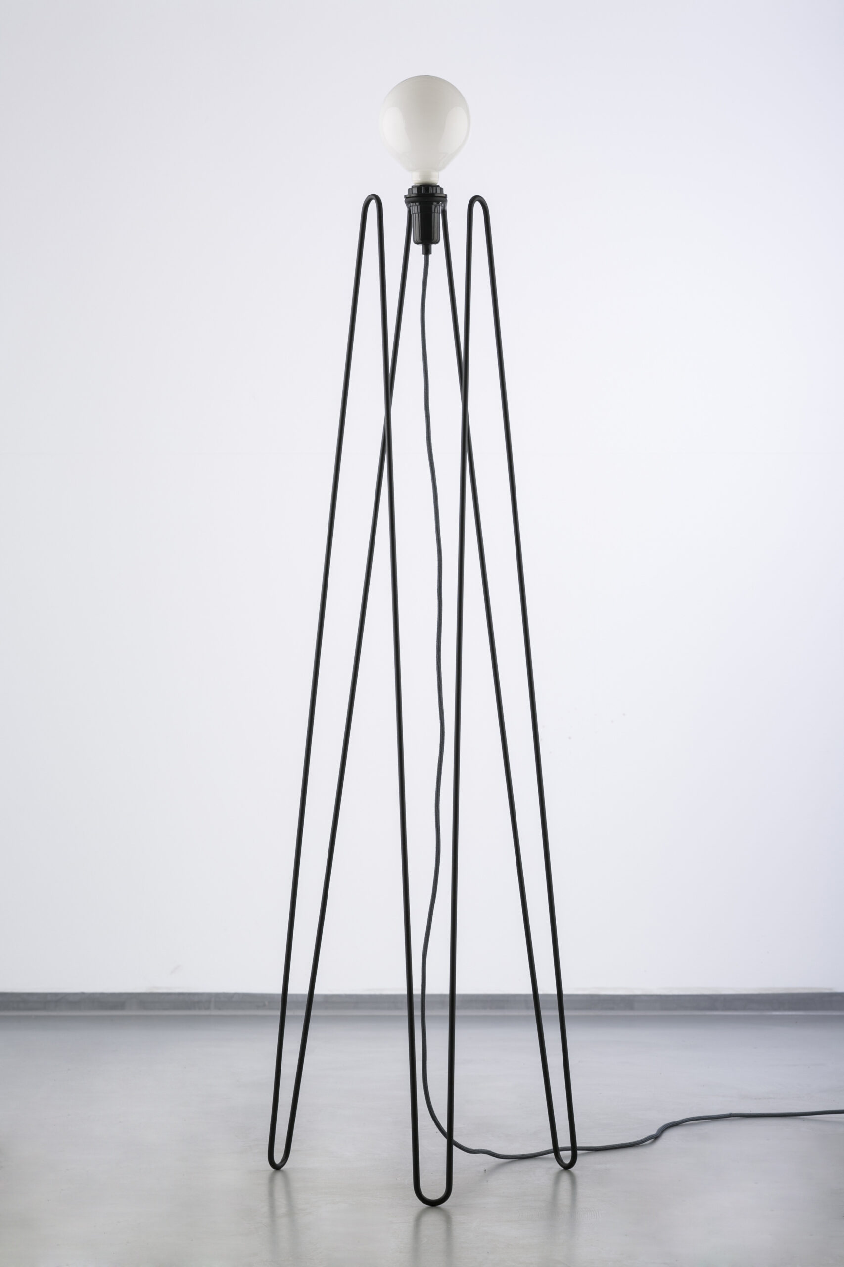 Lampadaire Model 2 en acier au design industriel par Grupa