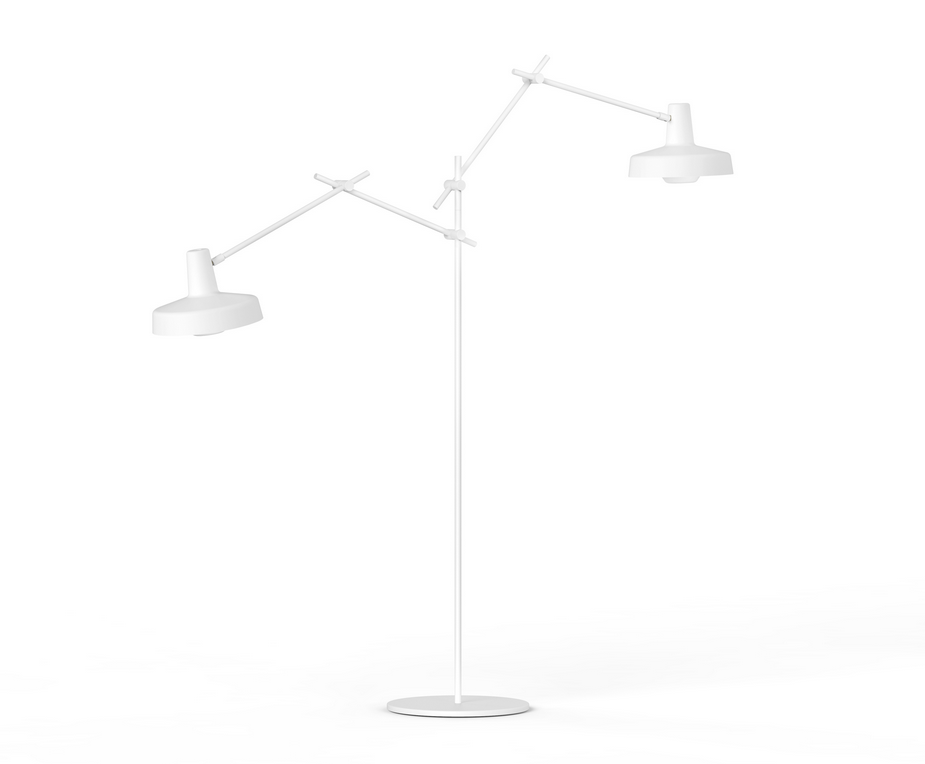 Lampadaire Arigato pliant en acier au design industriel par Grupa Lampadaire Arigato pliant en acier au design industriel par Grupa