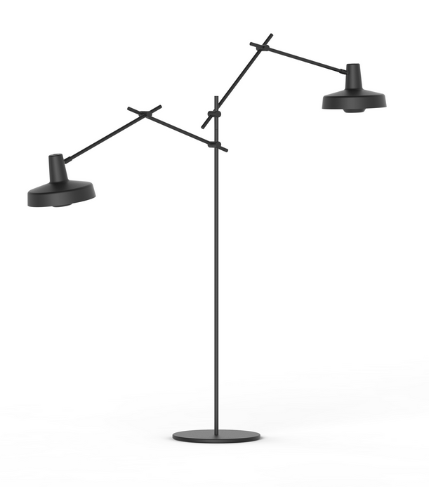 Lampadaire Arigato pliant en acier au design industriel par Grupa Lampadaire Arigato pliant en acier au design industriel par Grupa