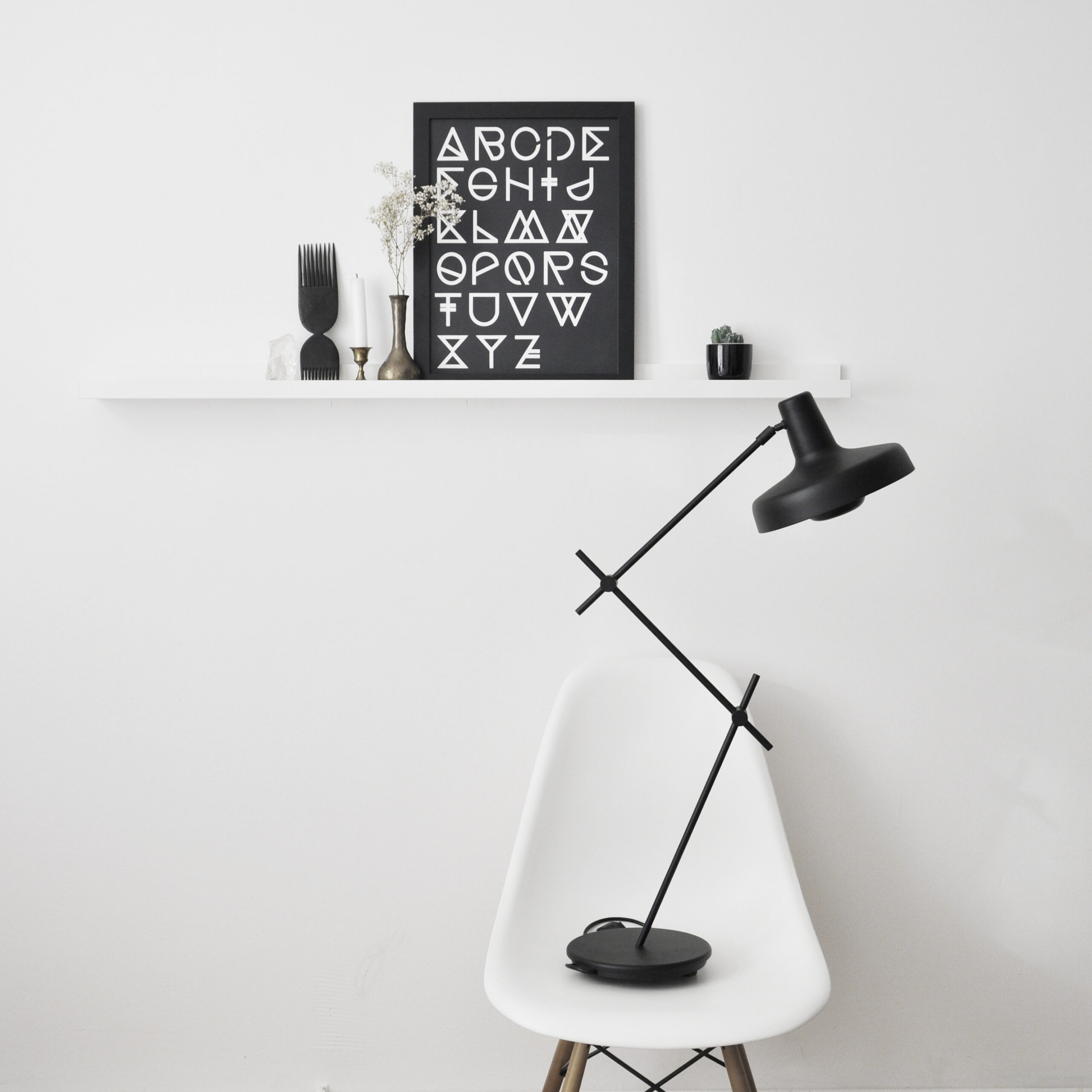 Lampe à poser Arigato pliante en acier au design industriel par Grupa Lampe à poser Arigato pliante en acier au design industriel par Grupa