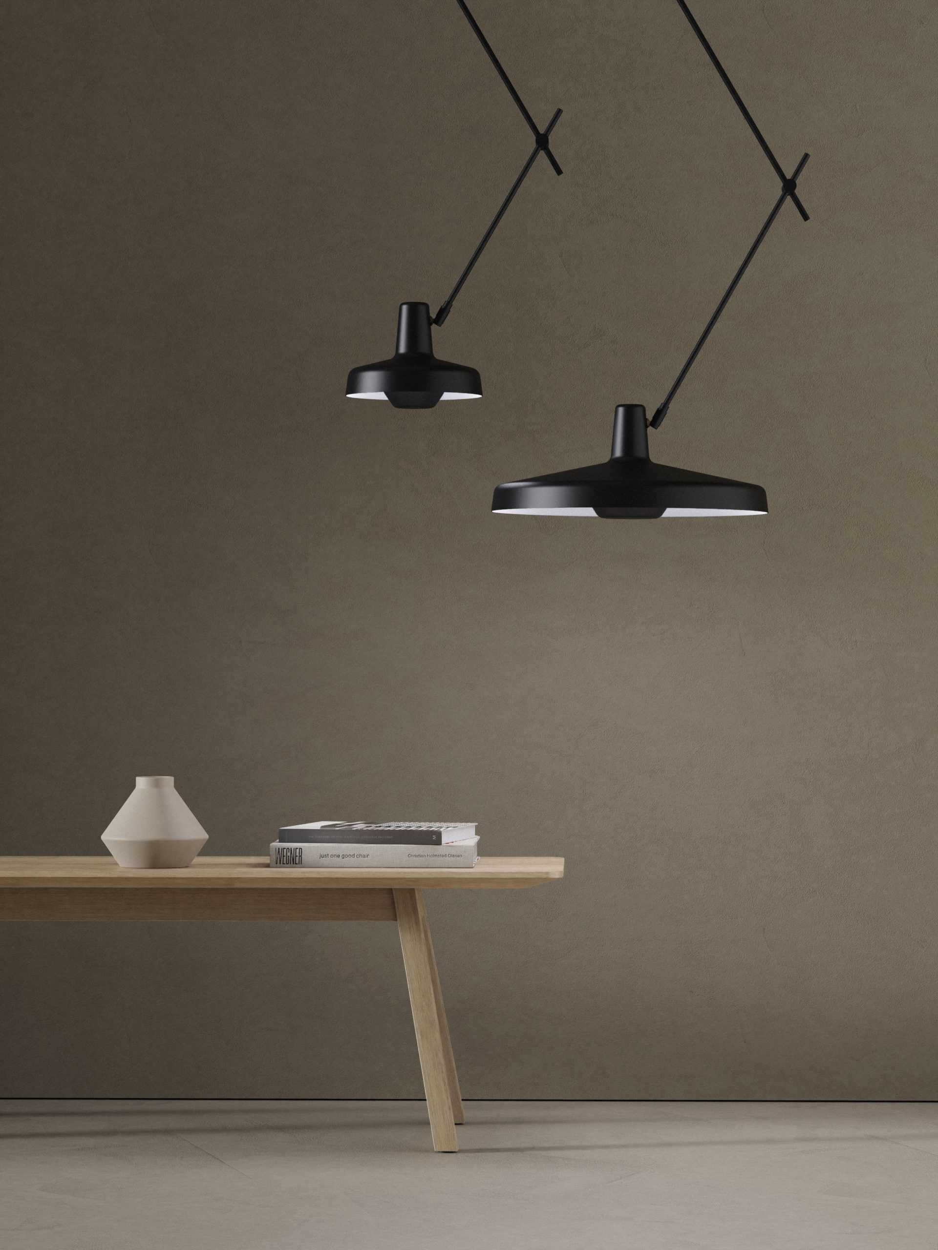 Plafonnier 45 Arigato en acier au design industriel par Grupa Plafonnier 45 Arigato en acier au design industriel par Grupa