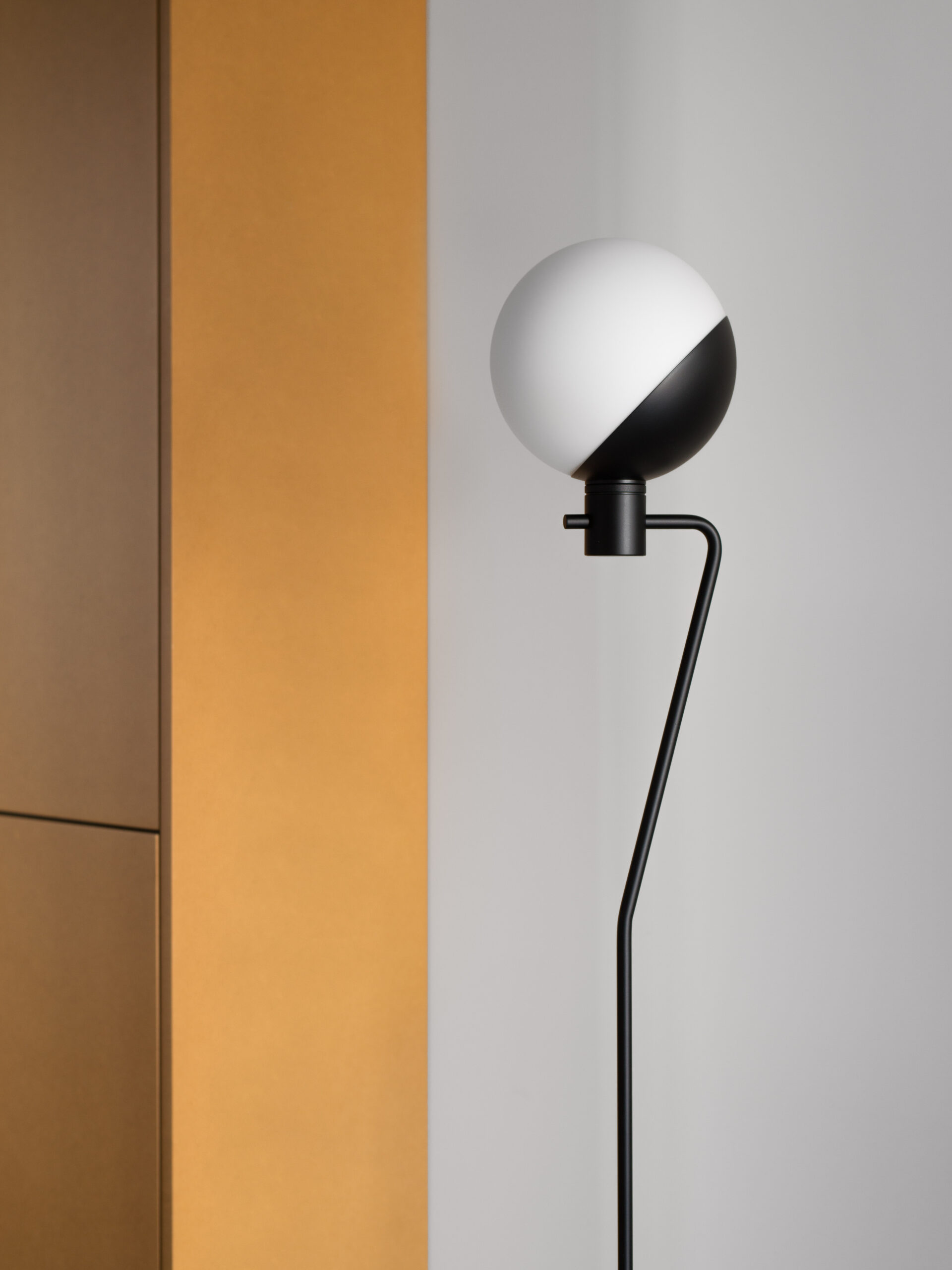 Lampadaire Baluna en acier au design industriel par Grupa Lampadaire Baluna en acier au design industriel par Grupa