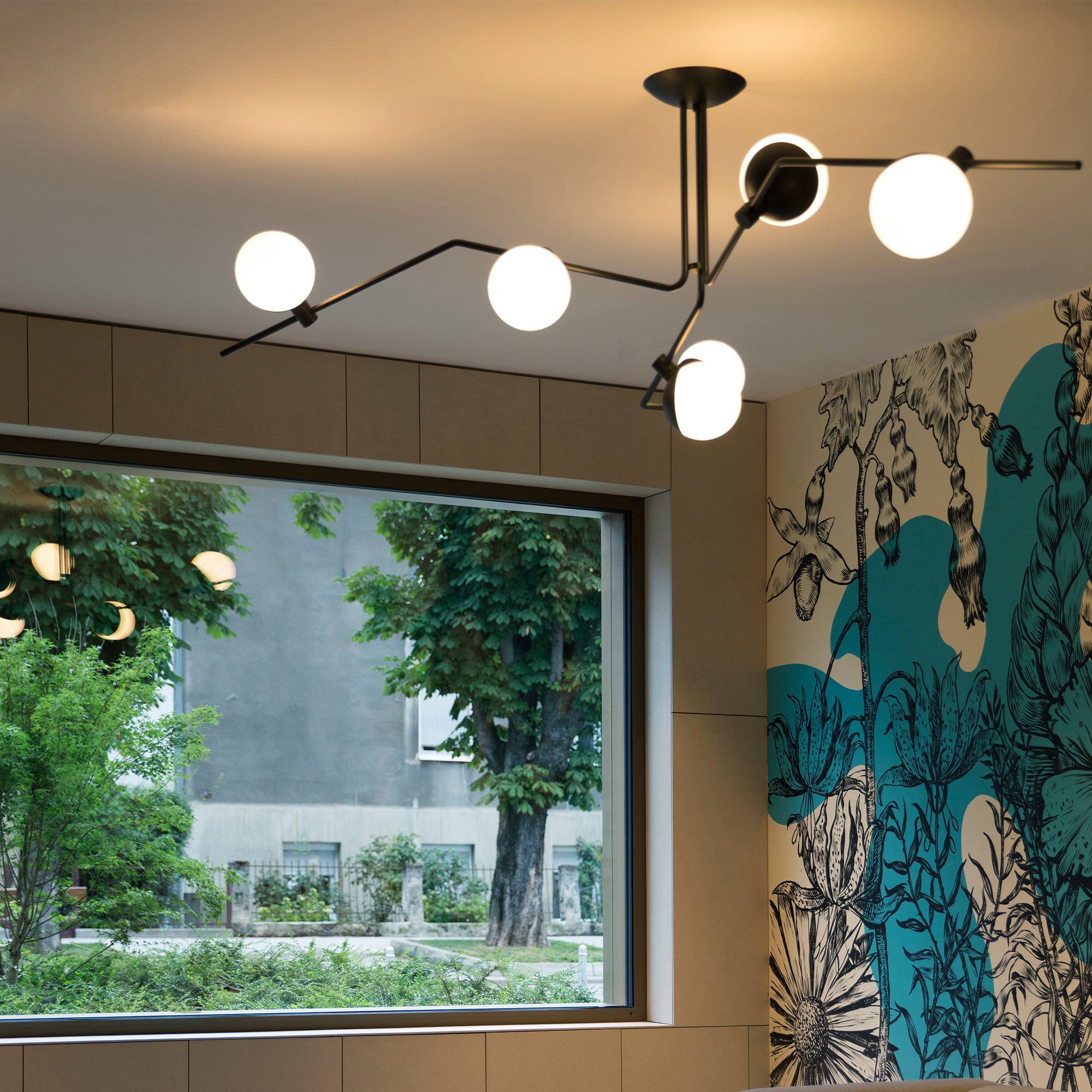 Chandelier 6 lampes Baluna en acier au design industriel par Grupa Chandelier 6 lampes Baluna en acier au design industriel par Grupa