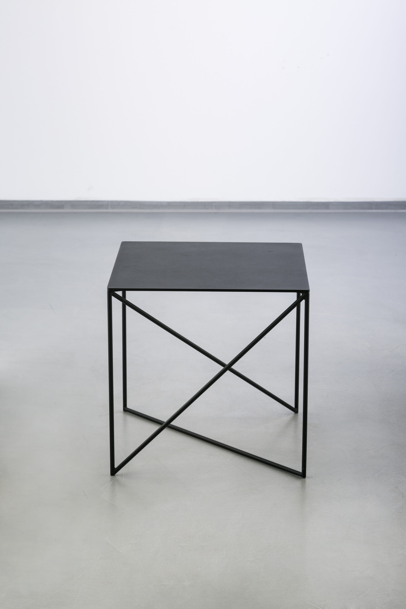Table Dot en acier au design industriel par Grupa