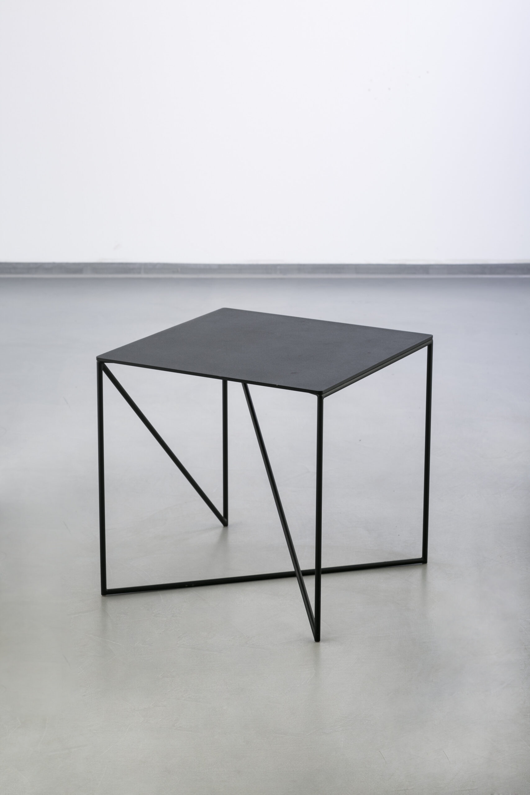 Table Dot en acier au design industriel par Grupa Table Dot en acier au design industriel par Grupa