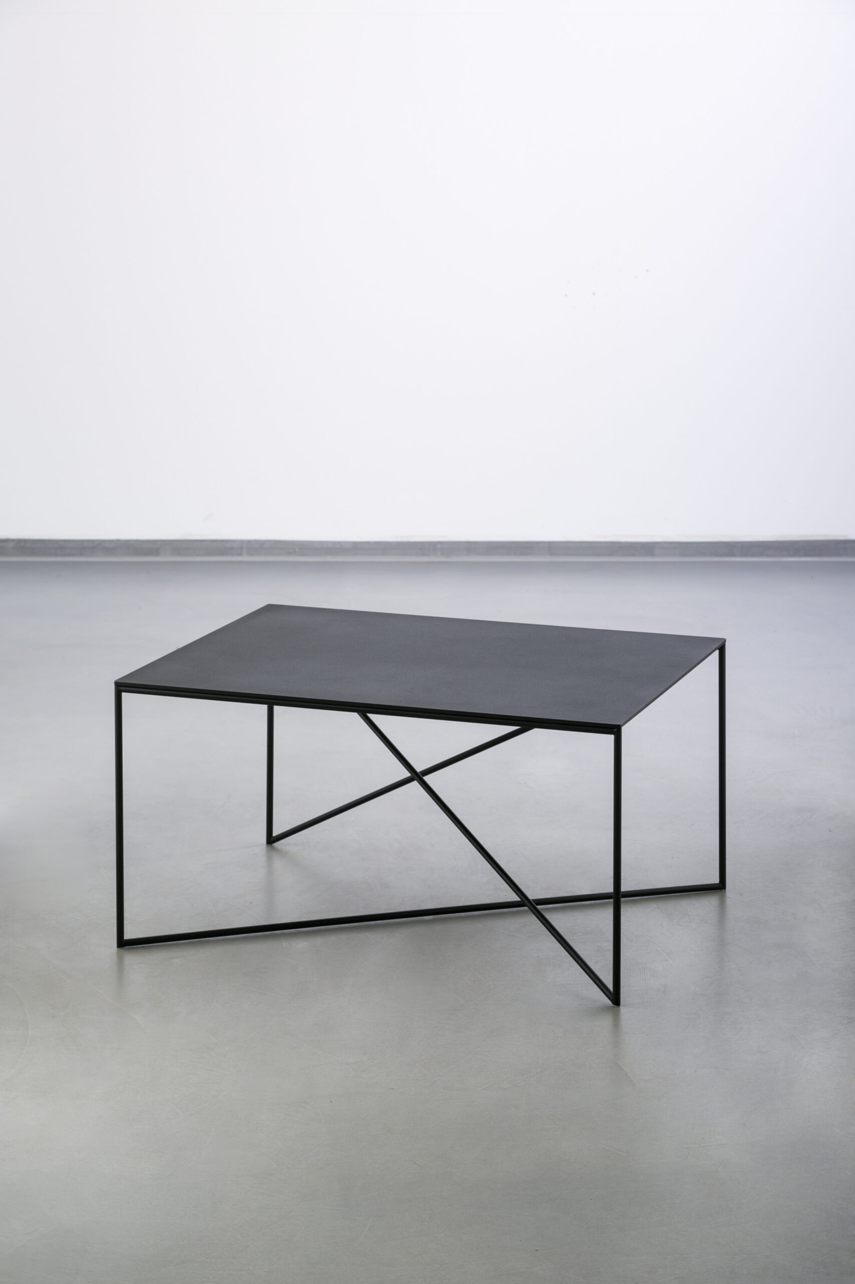 Table Dot en acier au design industriel par Grupa Table Dot en acier au design industriel par Grupa