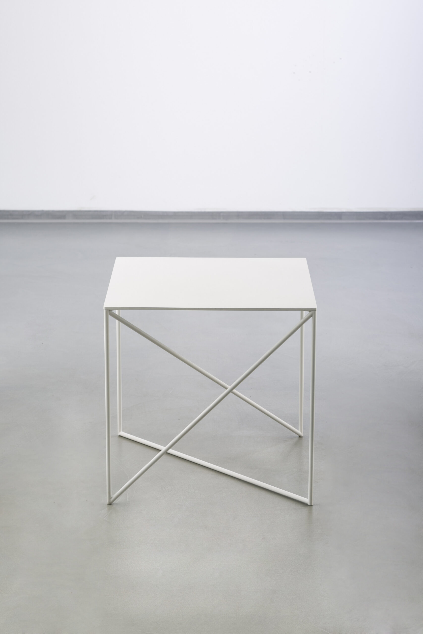 Table Dot en acier au design industriel par Grupa Table Dot en acier au design industriel par Grupa