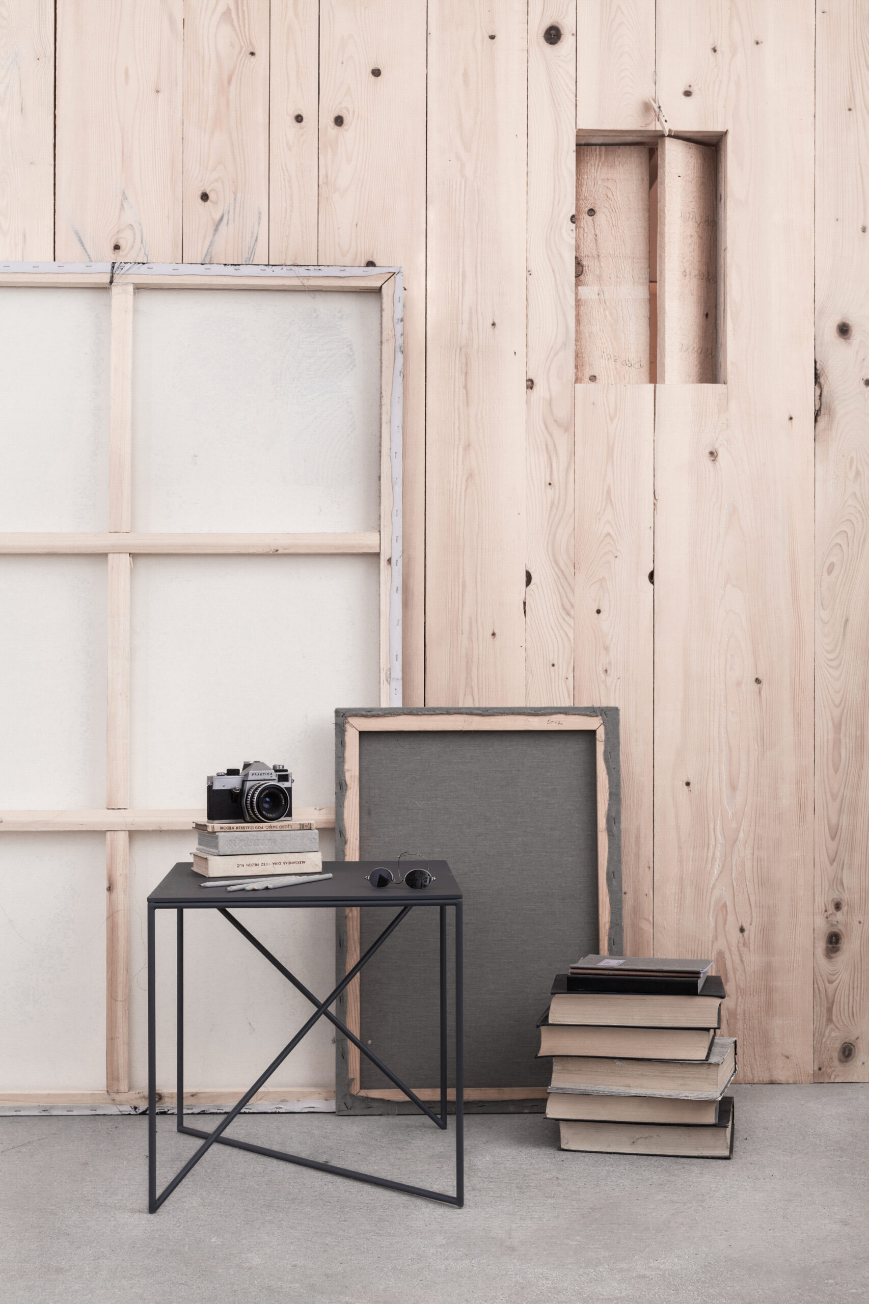 Table Dot en acier au design industriel par Grupa Table Dot en acier au design industriel par Grupa