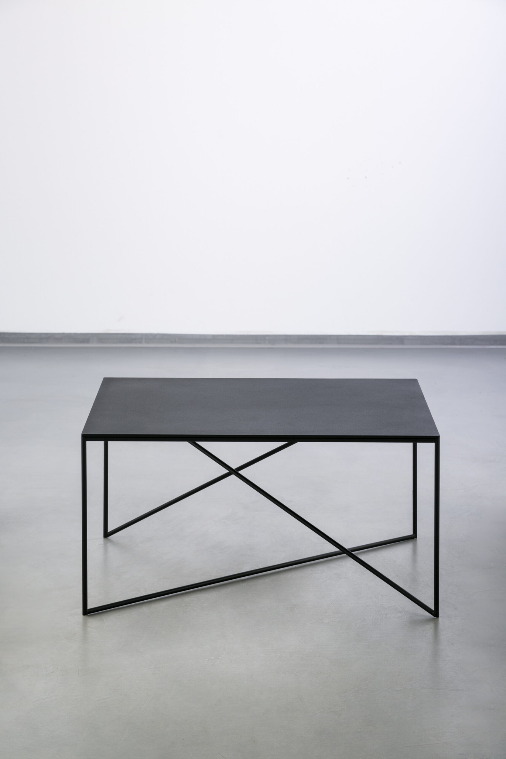 Table Dot en acier au design industriel par Grupa Table Dot en acier au design industriel par Grupa