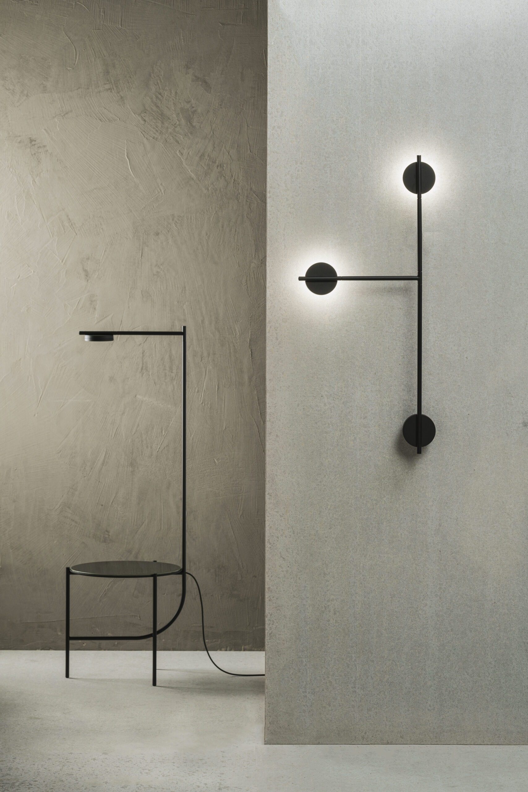Lampadaire table Igram en acier au design industriel par Grupa Lampadaire table Igram en acier au design industriel par Grupa
