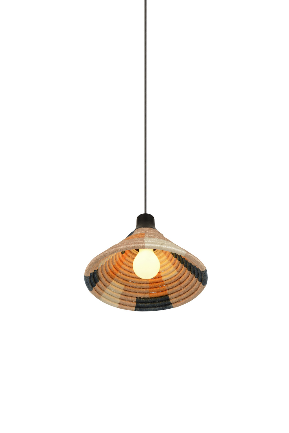 Suspension Parrot en fibre d’abaca au design naturel par Jette Scheib x Forestier Suspension Parrot en fibre d’abaca au design naturel par Jette Scheib x Forestier