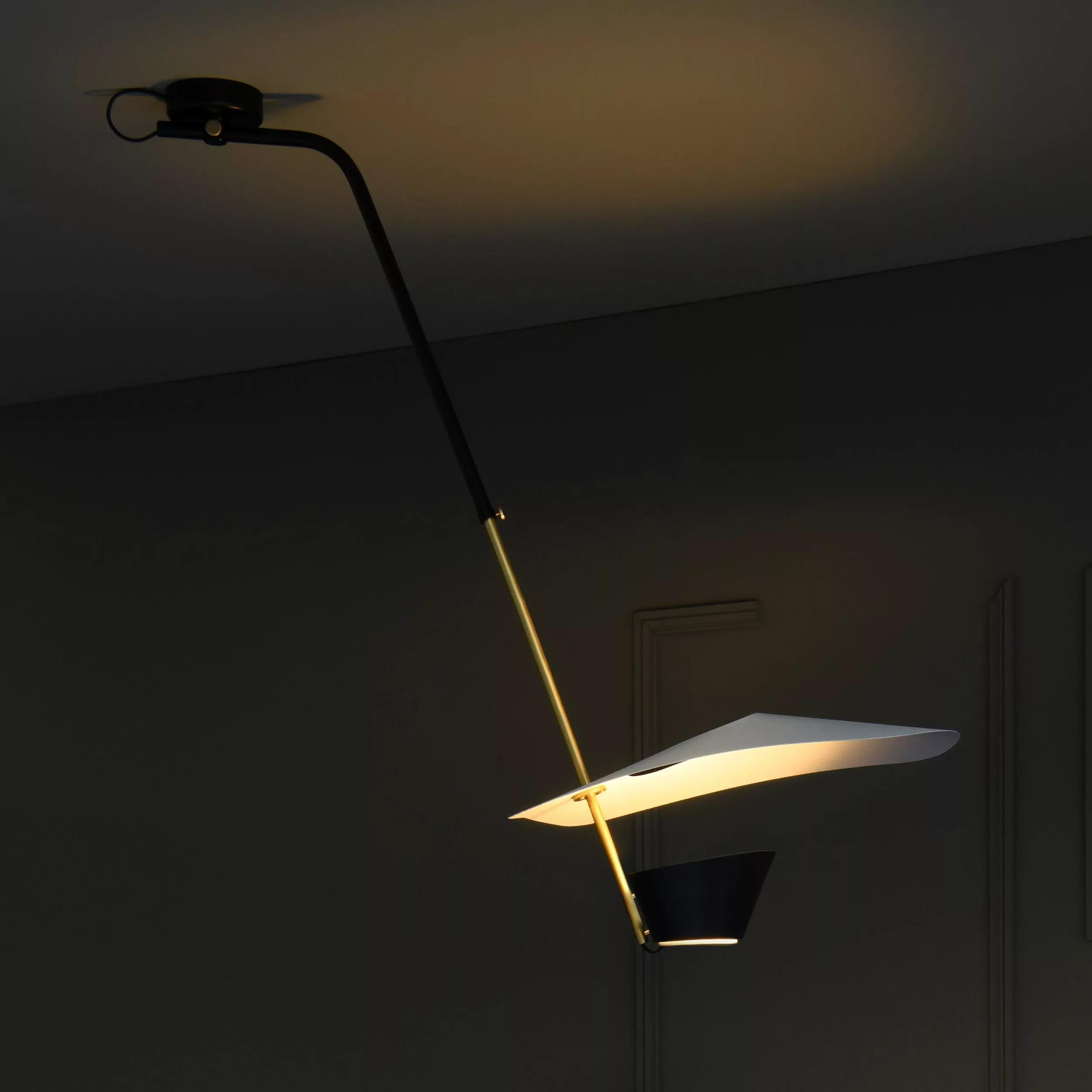 Plafonnier G25 en laiton au design contemporain par Pierre Guariche x Sammode