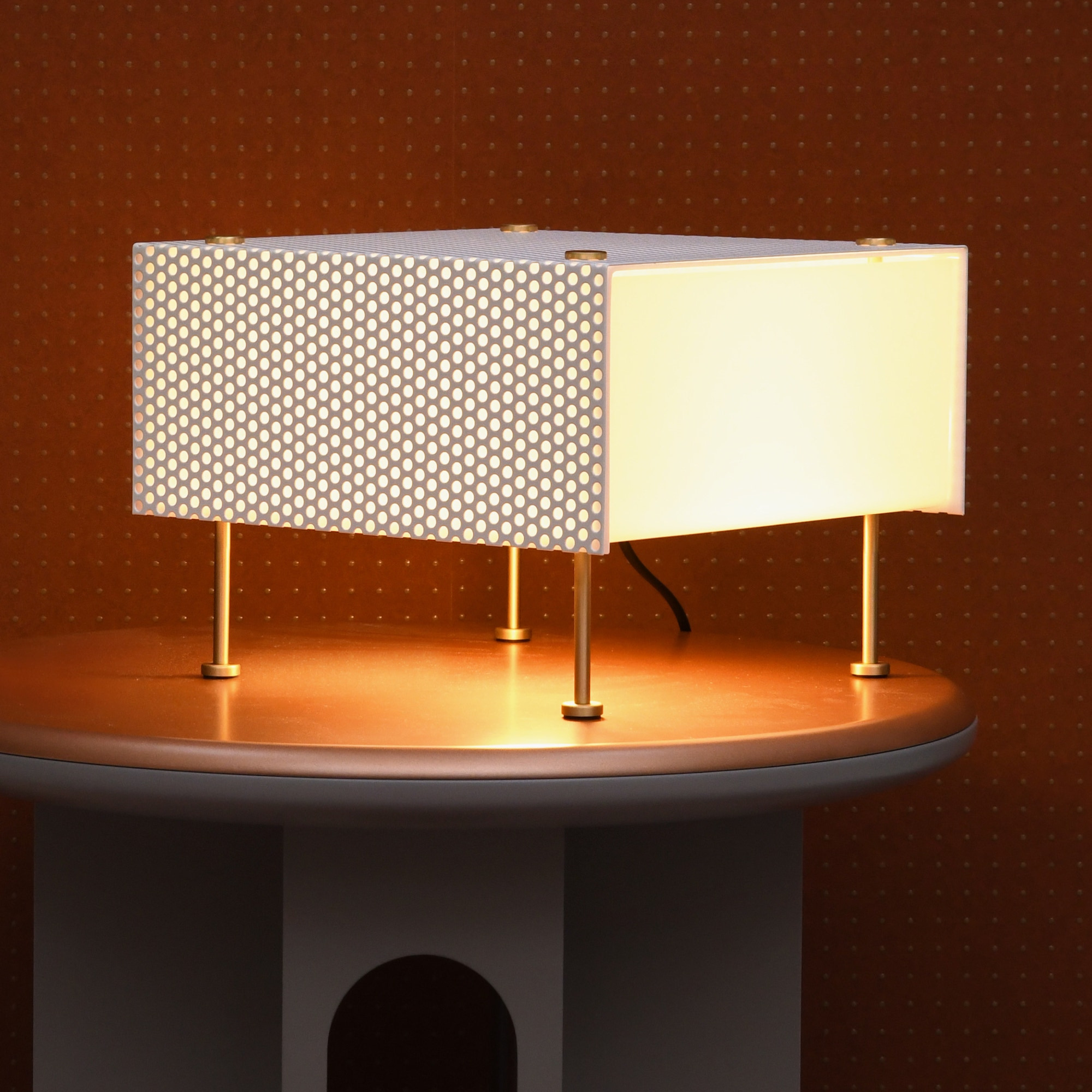 Lampe à poser G61 en tôle au design contemporain par Pierre Guariche x Sammode Lampe à poser G61 en tôle au design contemporain par Pierre Guariche x Sammode