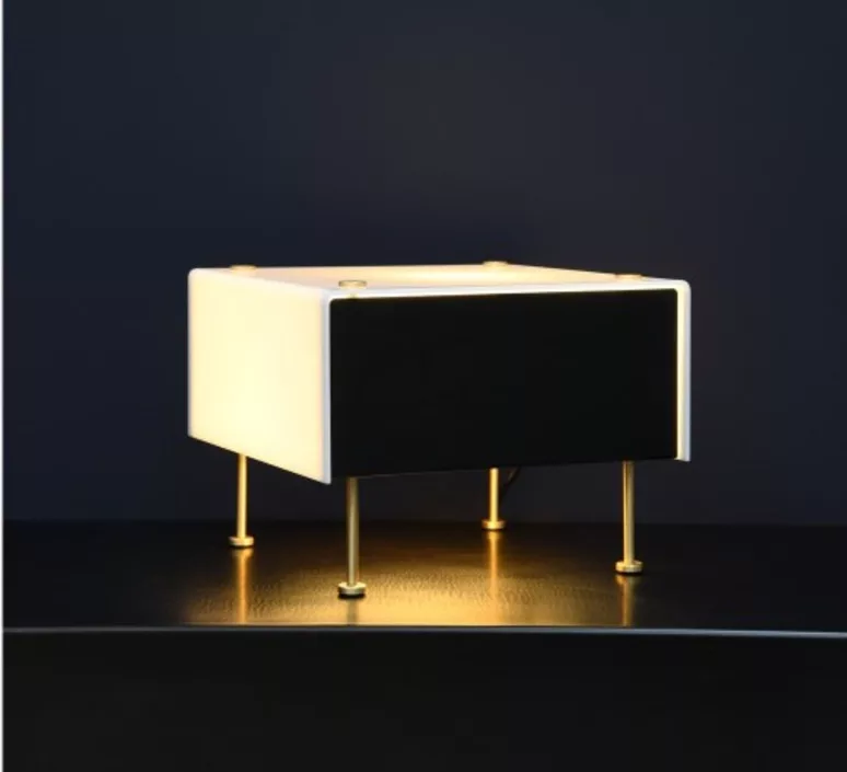 Lampe à poser G60 en métal au design contemporain par Pierre Guariche x Sammode