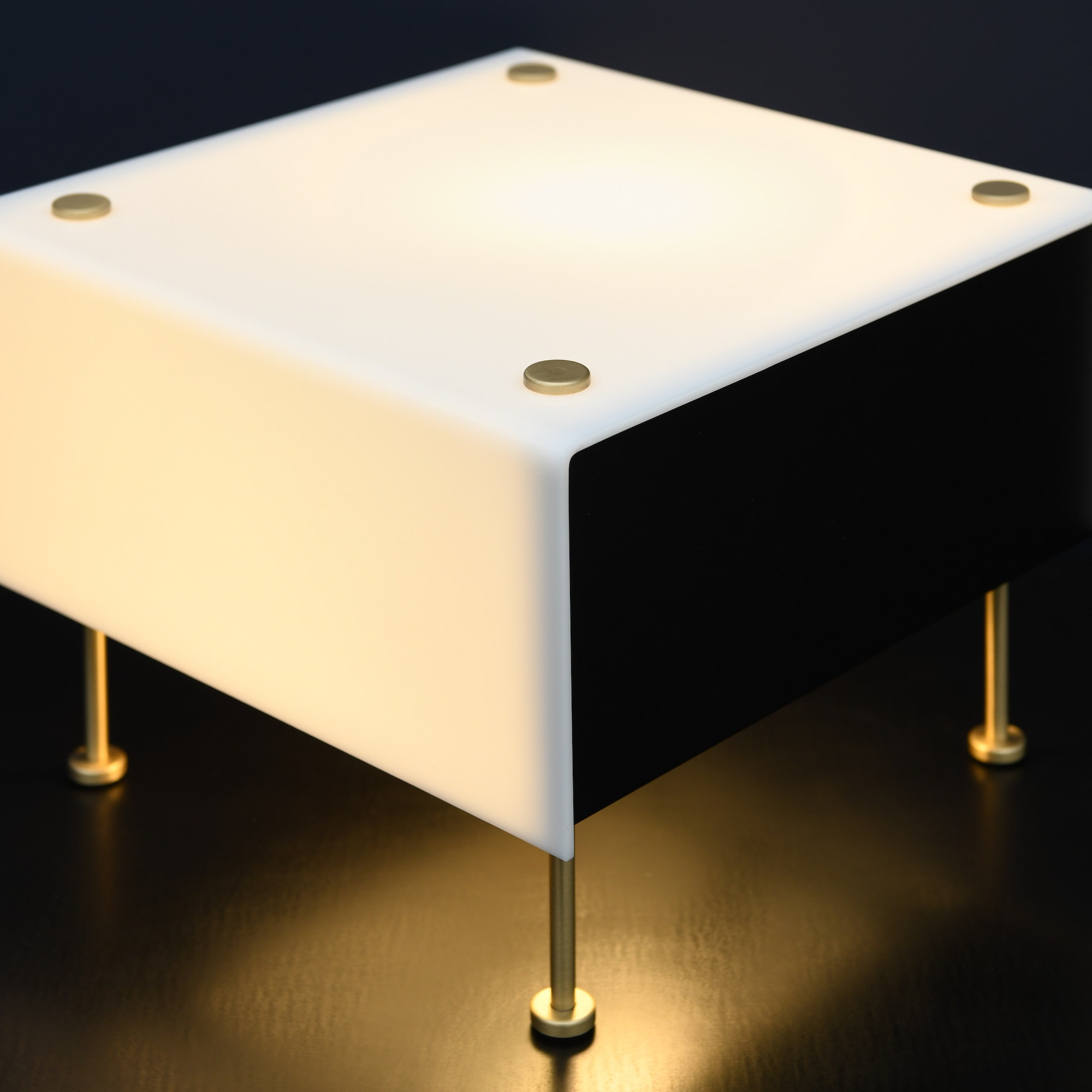 Lampe à poser G60 en métal au design contemporain par Pierre Guariche x Sammode Lampe à poser G60 en métal au design contemporain par Pierre Guariche x Sammode