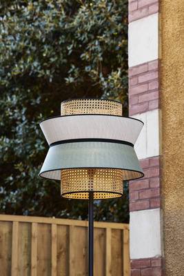 Lampadaire extérieur Singapour 2 en cannage & tissus Sunbrella par Market Set Lampadaire extérieur Singapour 2 en cannage & tissus Sunbrella par Market Set