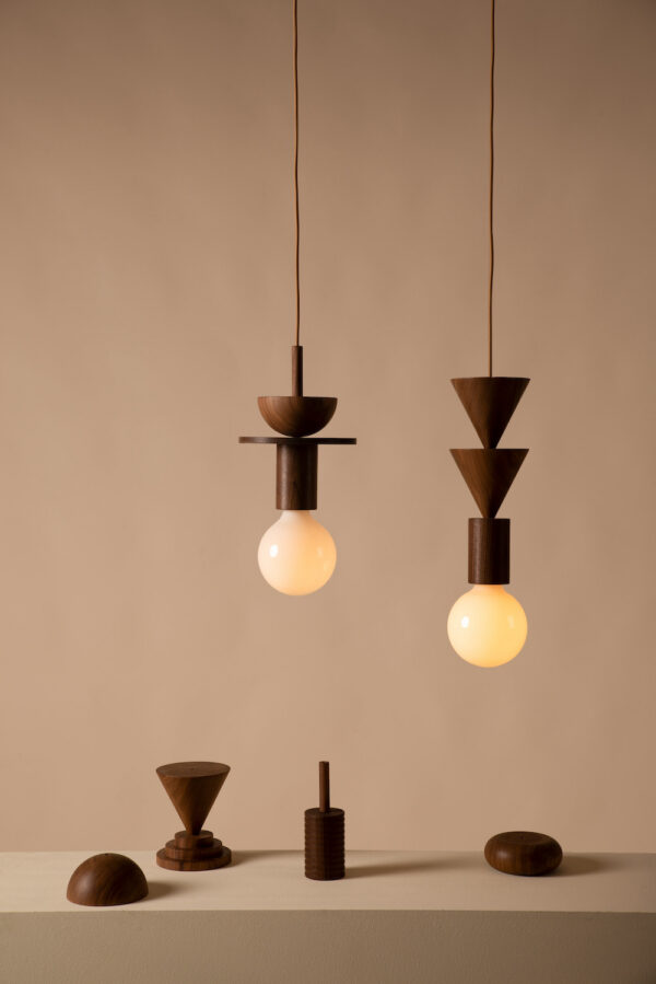 Suspension Junit Stanza en noyer au design scandinave par Julia Jessen x Schneid Lighting