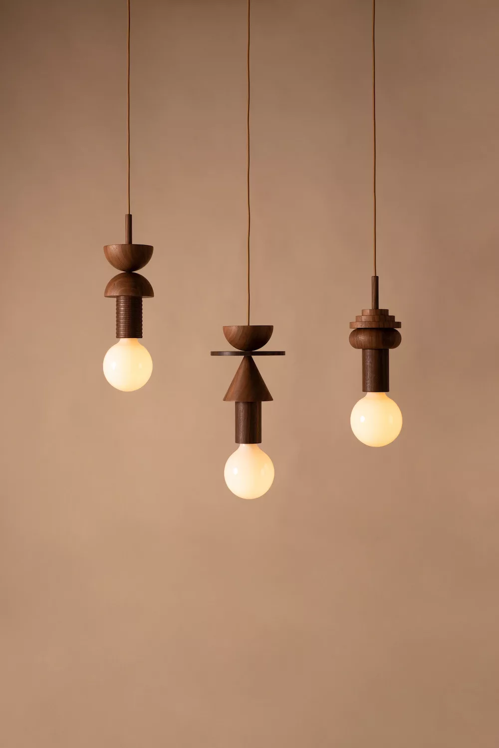 Suspension Junit Stanza en noyer au design scandinave par Julia Jessen x Schneid Lighting Suspension Junit Stanza en noyer au design scandinave par Julia Jessen x Schneid Lighting