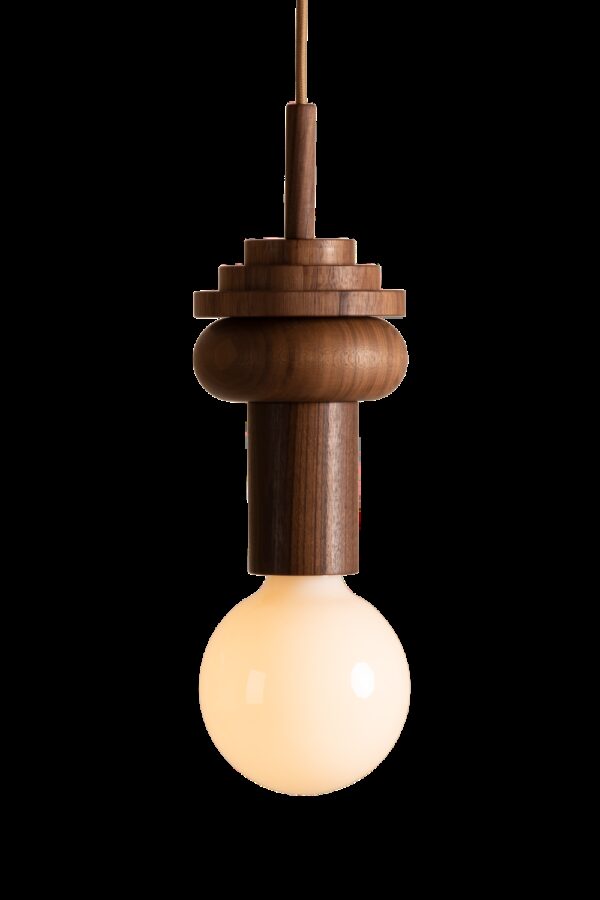 Suspension Junit Pino en noyer au design scandinave par Julia Jessen x Schneid Lighting