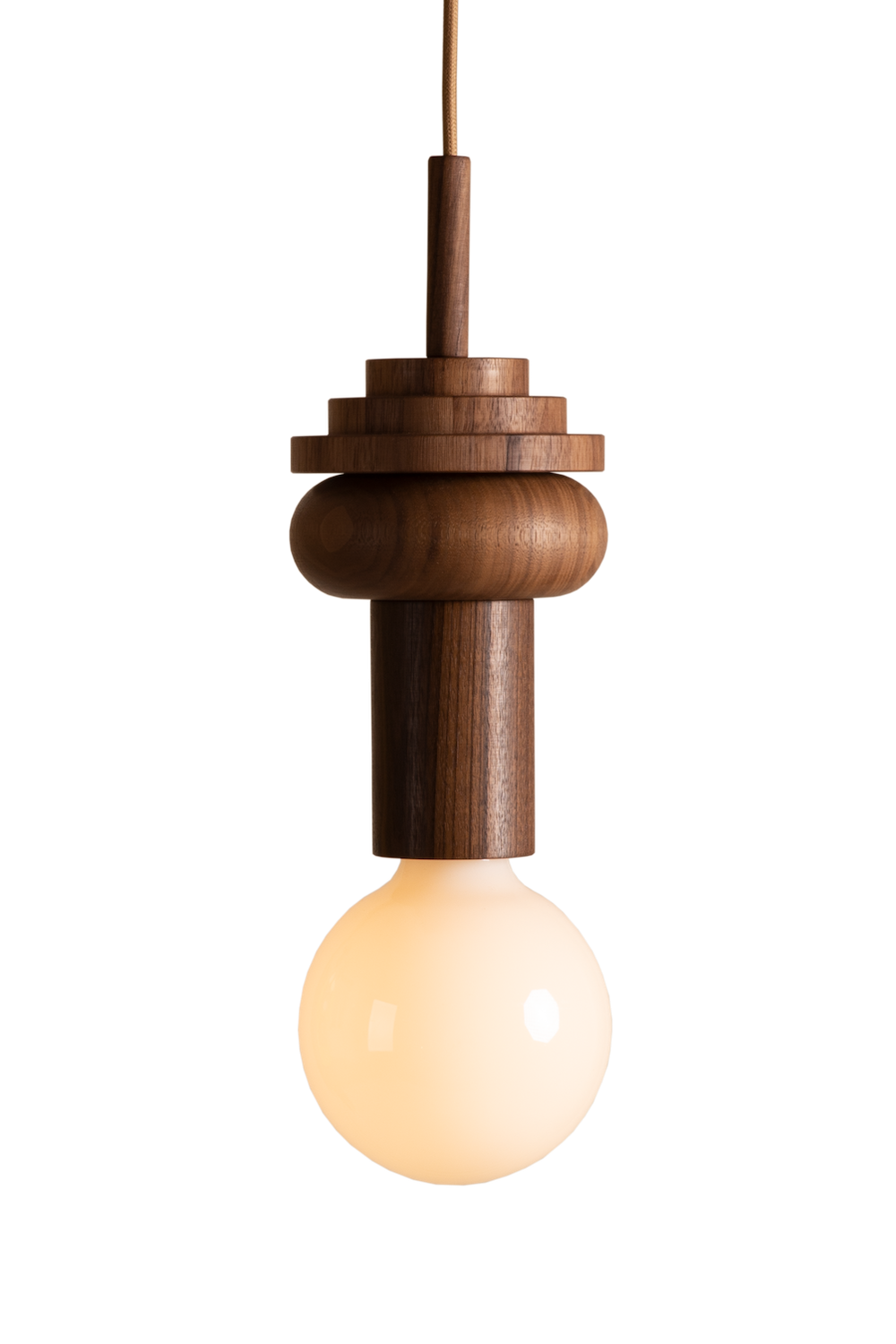 Suspension Junit Pino en noyer au design scandinave par Julia Jessen x Schneid Lighting