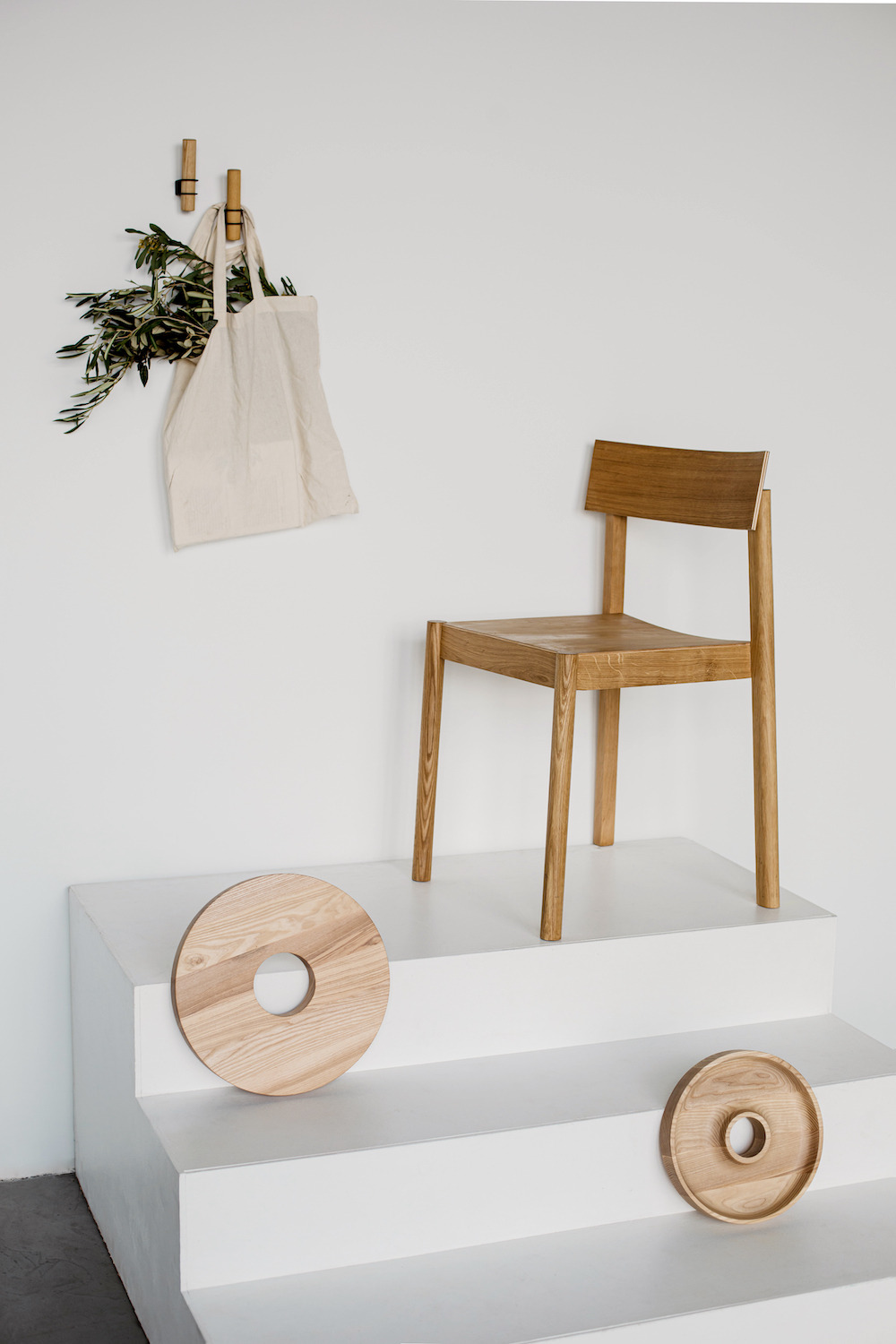 Chaise Citizen avec dossier carré en chêne massif par etc.etc. au design scandinave Chaise Citizen avec dossier carré en chêne massif par etc.etc. au design scandinave