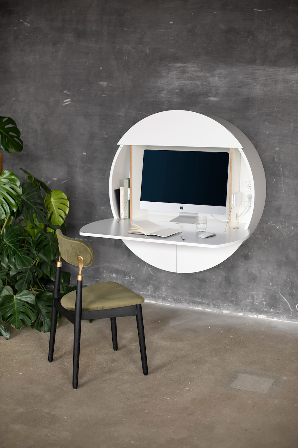 Bureau mural multifonctionnel Cabinet Pill Extra blanc en bois par Inesa Malafej au design scandinave Bureau mural multifonctionnel Cabinet Pill Extra blanc en bois par Inesa Malafej au design scandinave