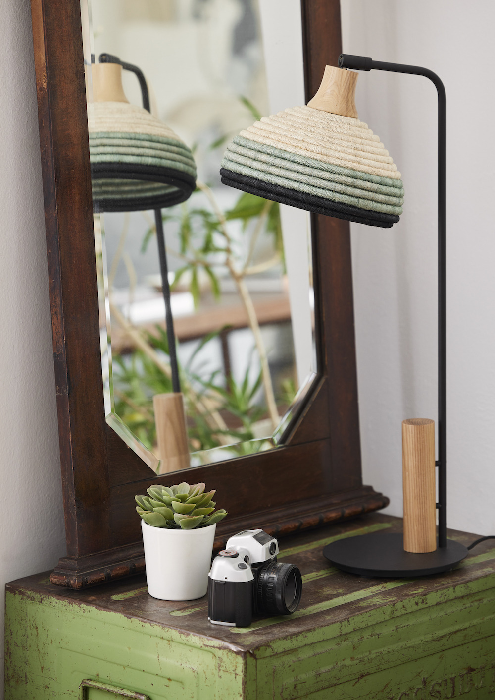 Lampe à poser Grass en fibre d’abaca au design naturel par Jette Scheib x Forestier Lampe à poser Grass en fibre d’abaca au design naturel par Jette Scheib x Forestier