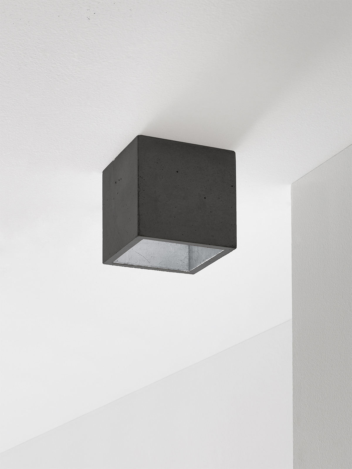 Plafonnier Design B7 Cubic en gris foncé en béton par Stefan Gant x Gant Light Plafonnier Design B7 Cubic en gris foncé en béton par Stefan Gant x Gant Light