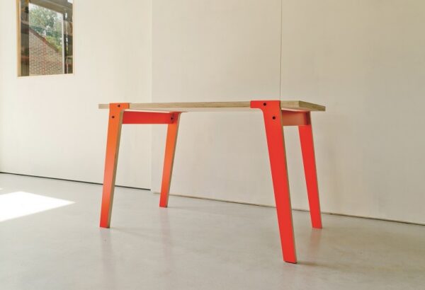 Table Switch petite en bois au design contemporain