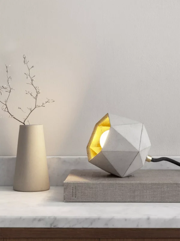 Lampe béton : luminaires en béton brut ou poli Lampe à poser Design T2 Triangle en béton par Stefan Gant x Gant light