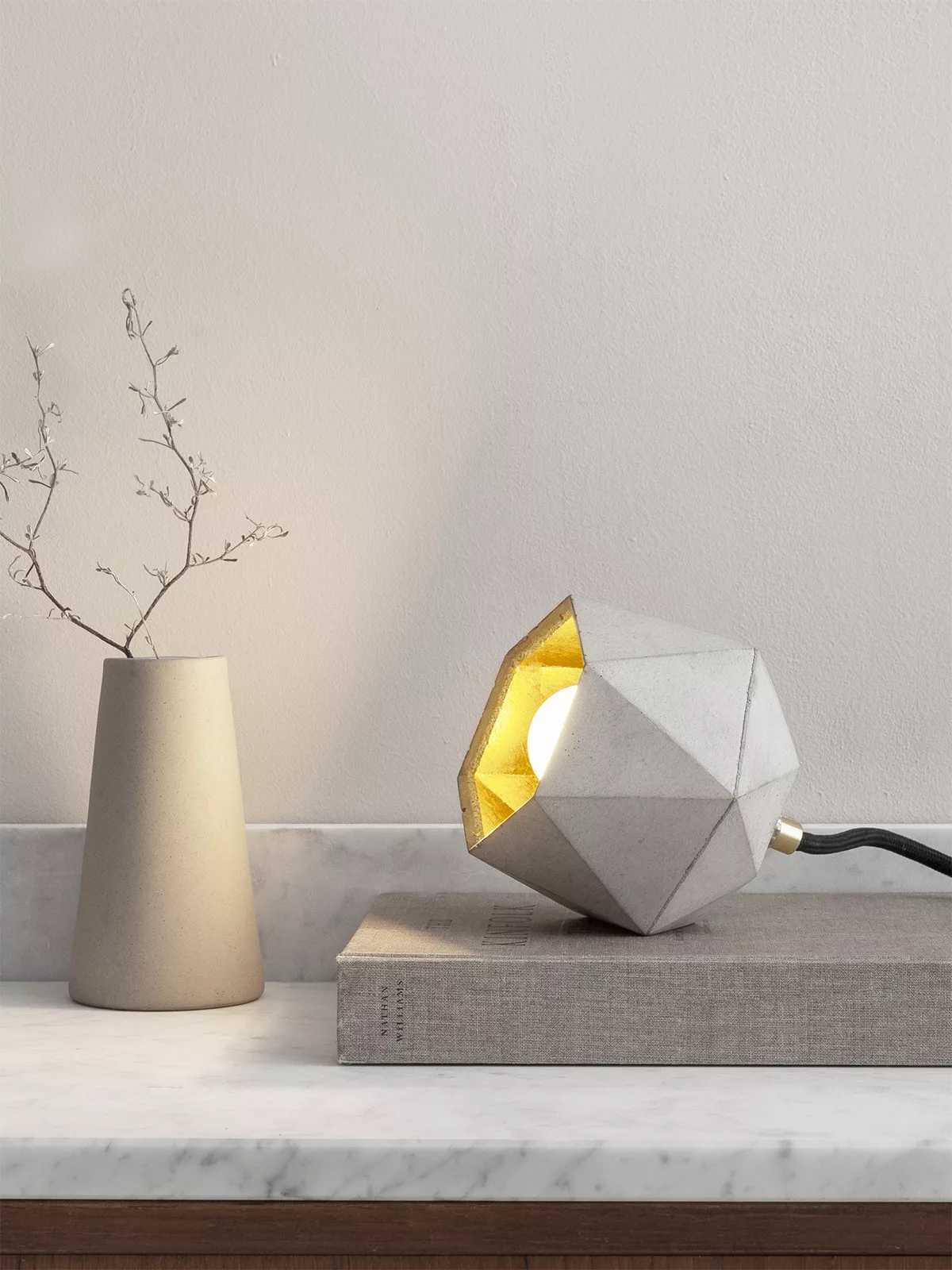 Lampe à poser Design T2 Triangle en béton par Stefan Gant x Gant light