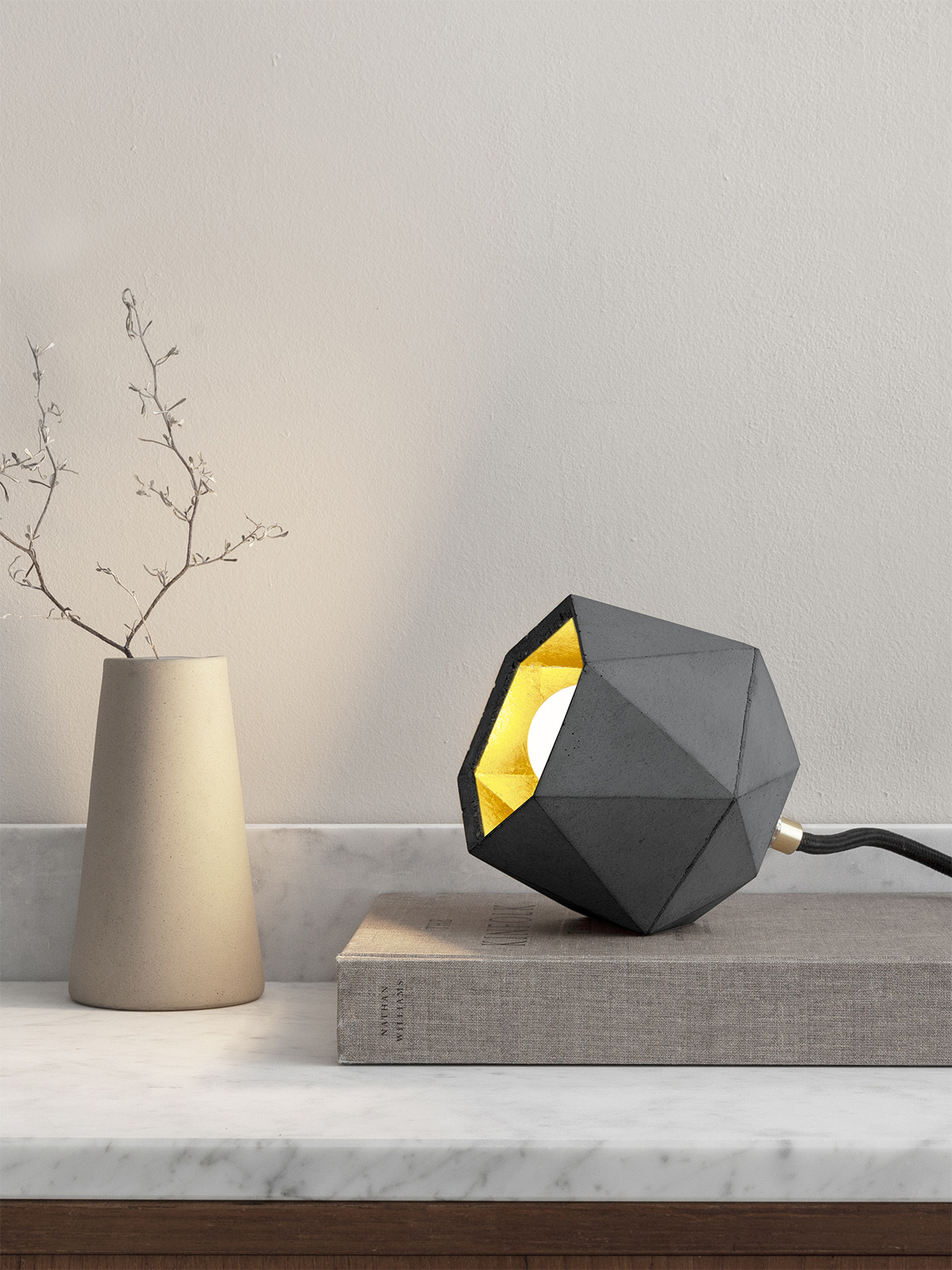 Lampe à poser Design T2 Triangle en béton foncé par Stefan Gant x Gant light Lampe à poser Design T2 Triangle en béton foncé par Stefan Gant x Gant light