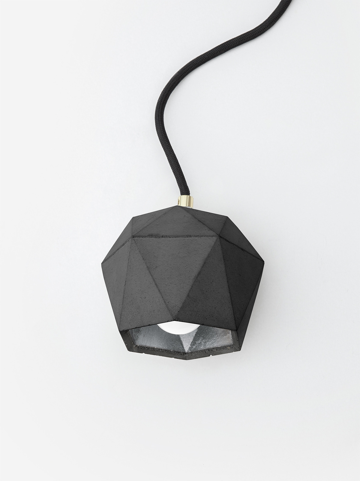 Lampe à poser Design T2 Triangle en béton foncé par Stefan Gant x Gant light Lampe à poser Design T2 Triangle en béton foncé par Stefan Gant x Gant light