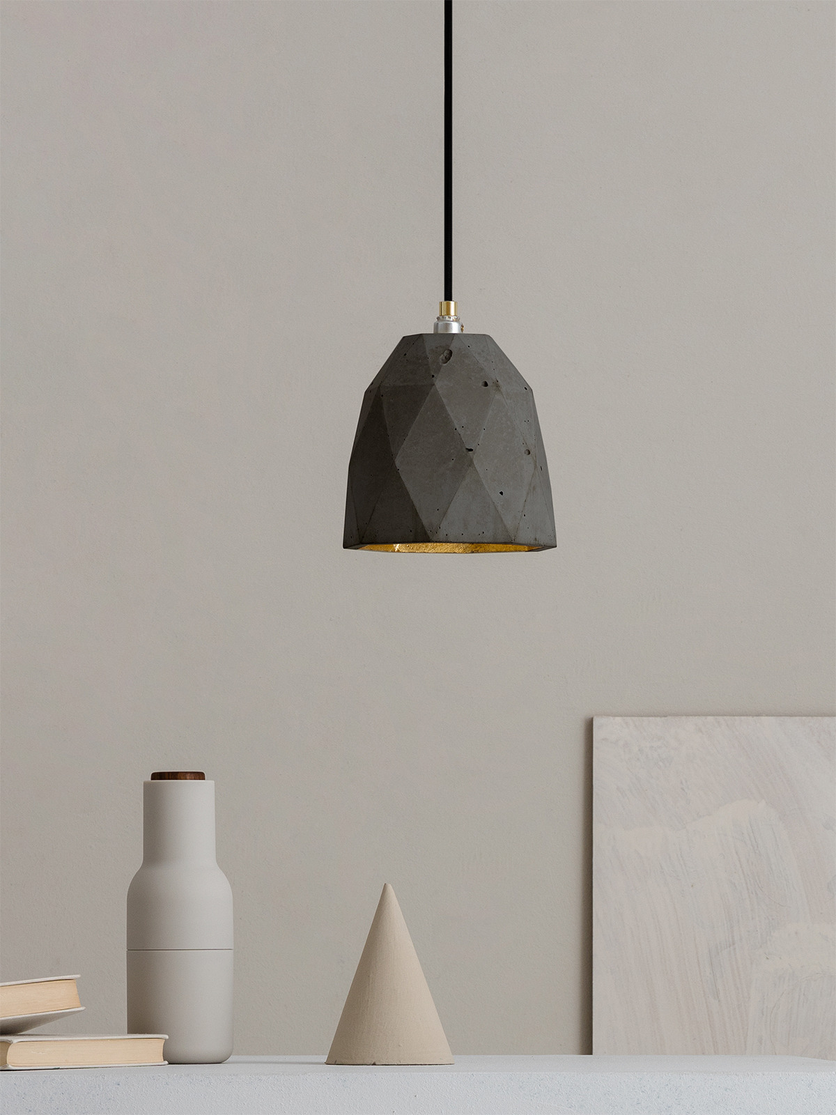 Suspension Design T1 Triangle Noir en béton par Stefan Gant x Gant lights Suspension Design T1 Triangle Noir en béton par Stefan Gant x Gant lights