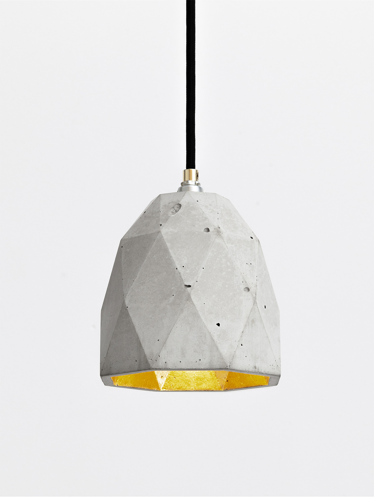 Suspension Design T1 Triangle en béton par Stefan Gant x Gant lights Suspension Design T1 Triangle en béton par Stefan Gant x Gant lights