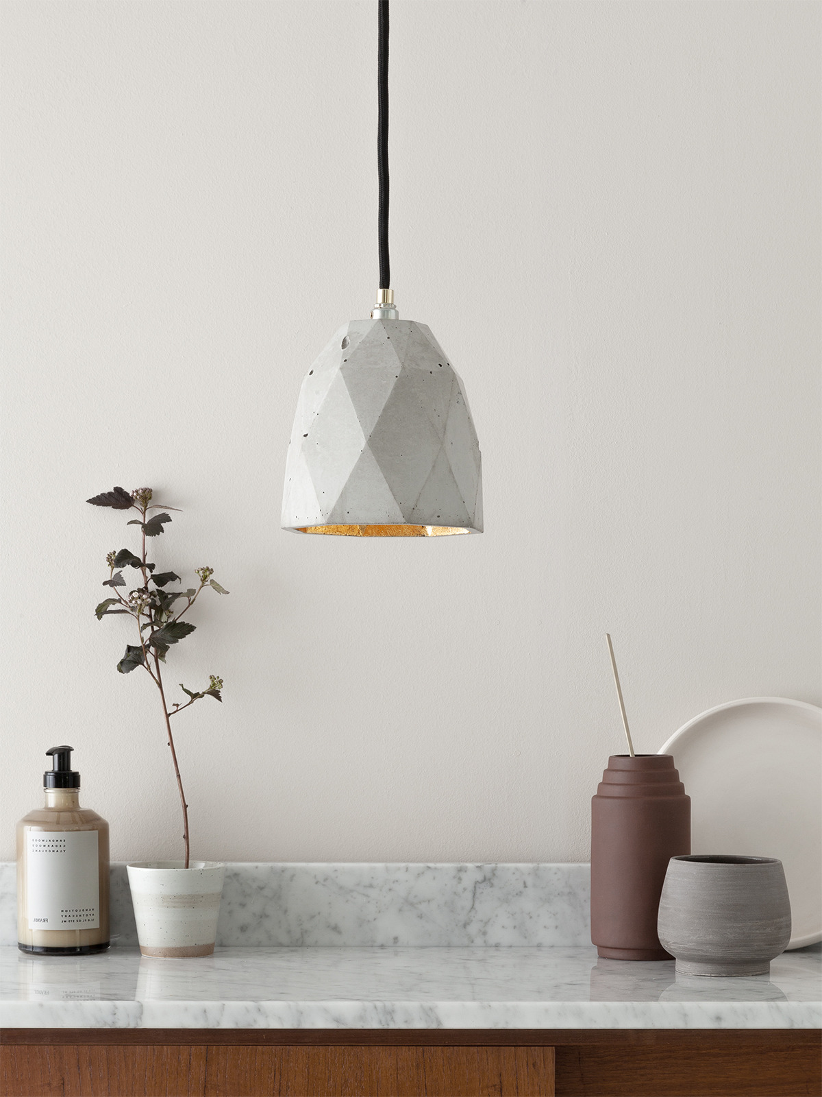 Suspension Design T1 Triangle en béton par Stefan Gant x Gant lights Suspension Design T1 Triangle en béton par Stefan Gant x Gant lights