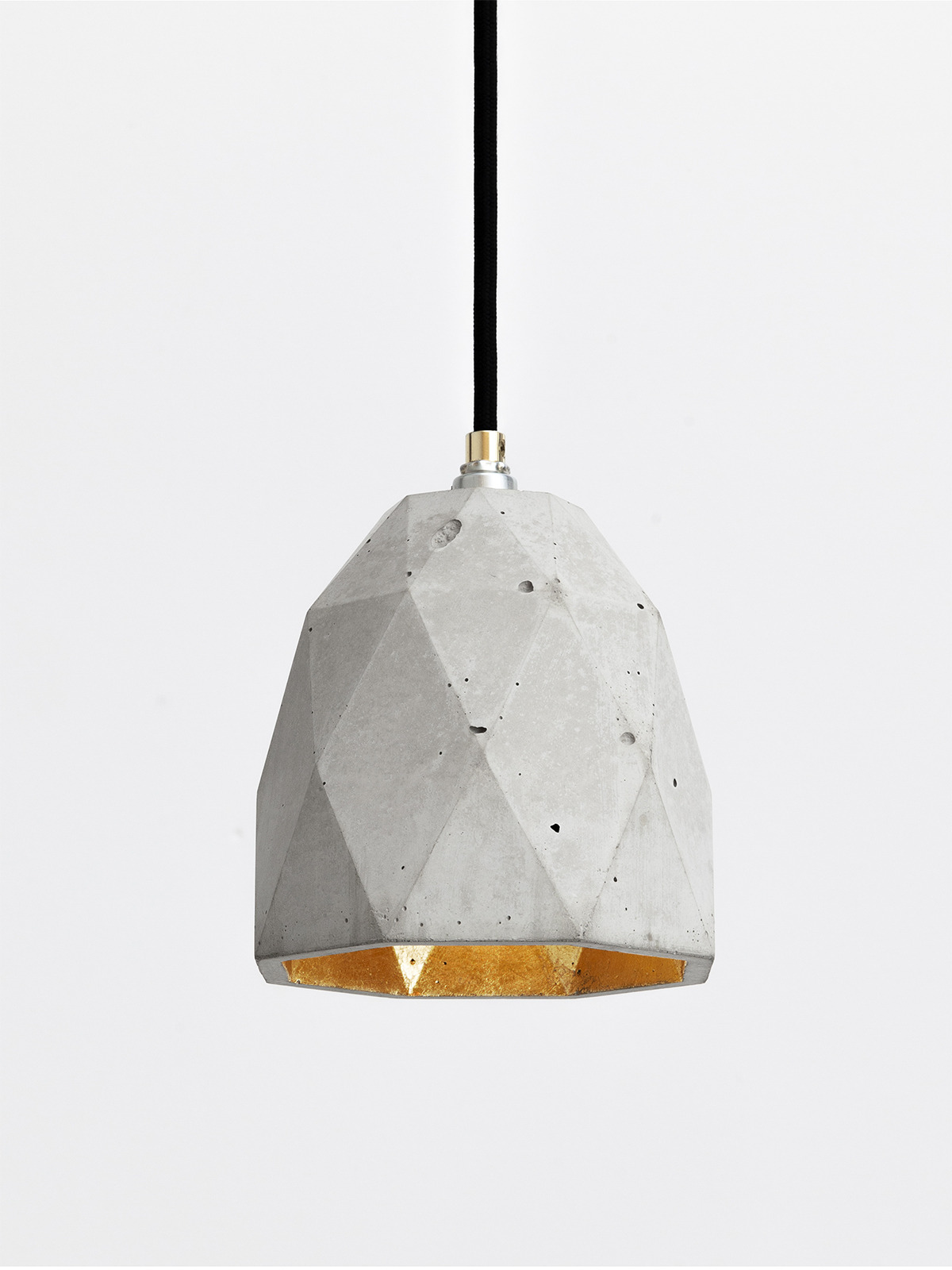 Suspension Design T1 Triangle en béton par Stefan Gant x Gant lights Suspension Design T1 Triangle en béton par Stefan Gant x Gant lights
