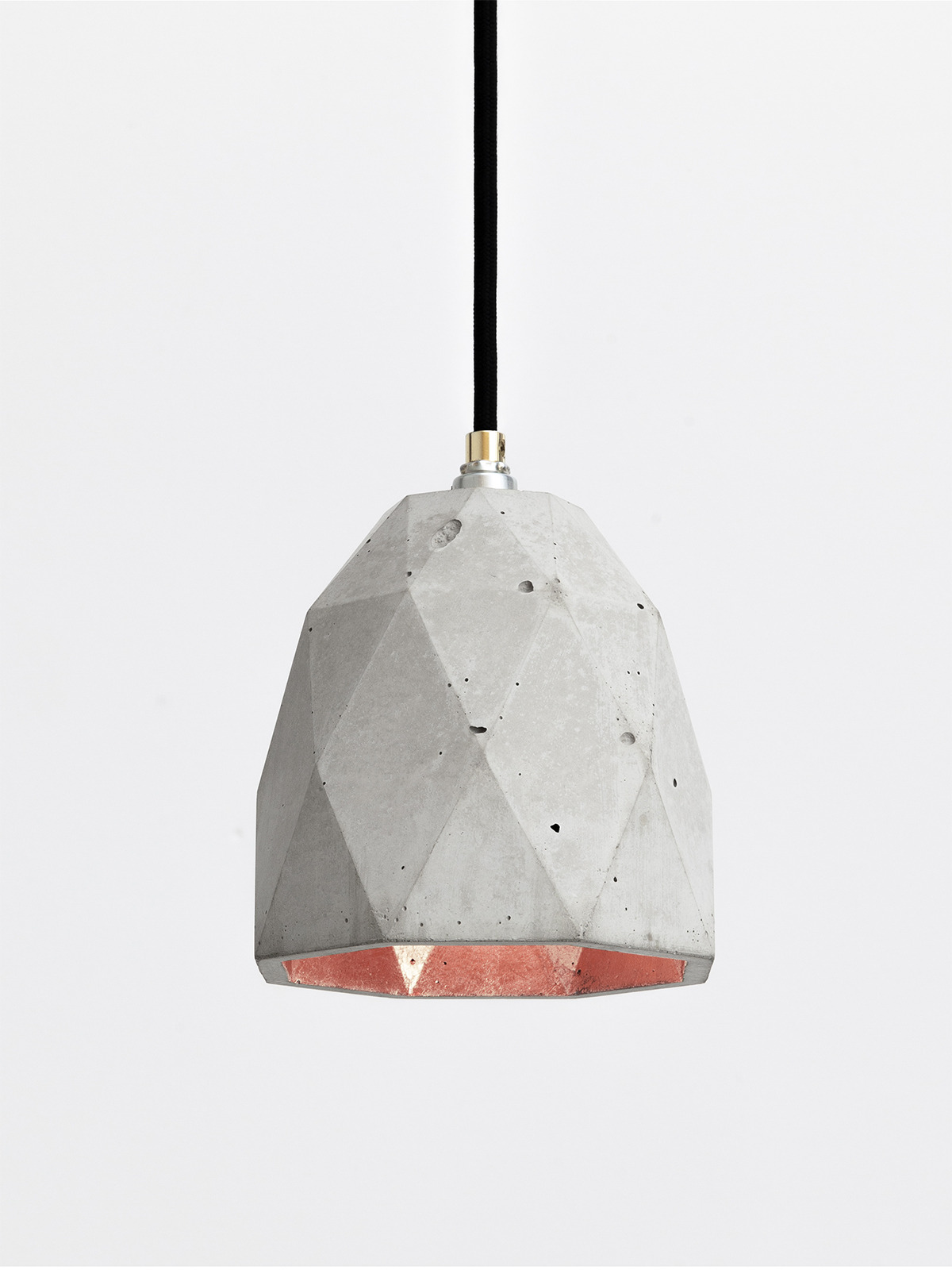 Suspension Design T1 Triangle en béton par Stefan Gant x Gant lights Suspension Design T1 Triangle en béton par Stefan Gant x Gant lights