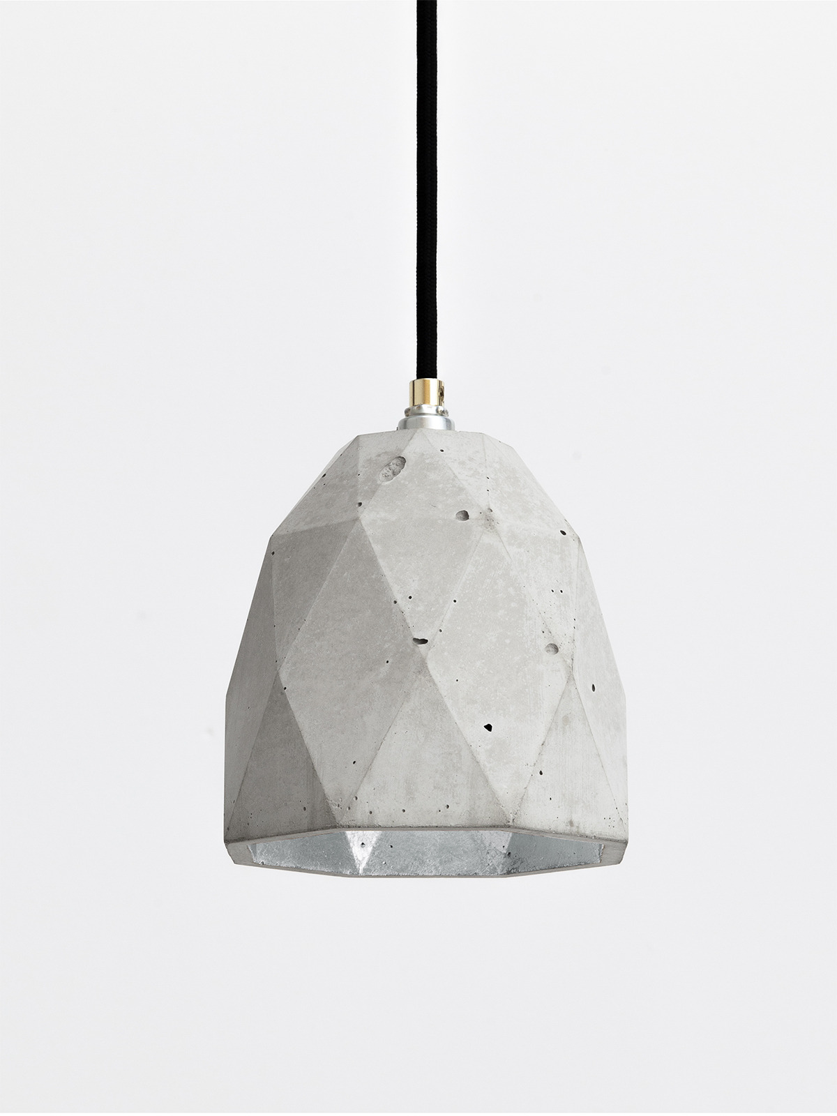 Suspension Design T1 Triangle en béton par Stefan Gant x Gant lights Suspension Design T1 Triangle en béton par Stefan Gant x Gant lights