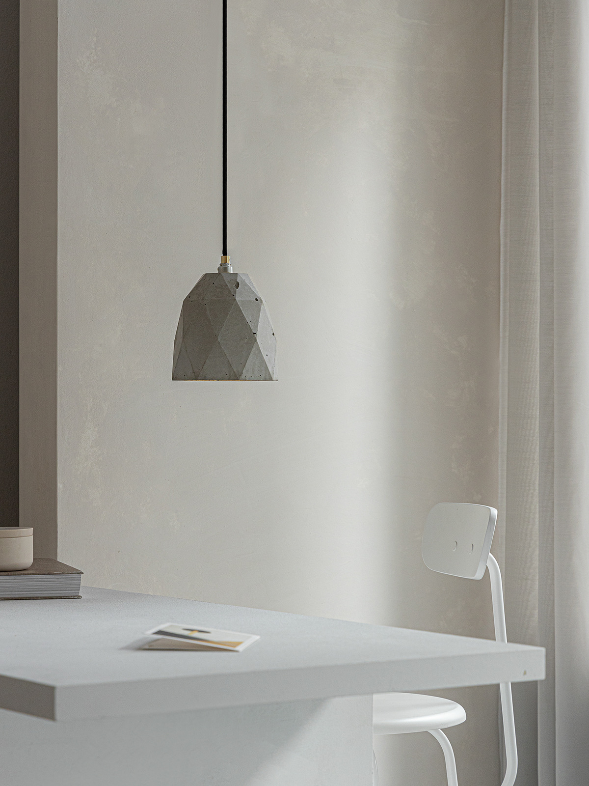 Suspension Design T1 Triangle en béton par Stefan Gant x Gant lights Suspension Design T1 Triangle en béton par Stefan Gant x Gant lights