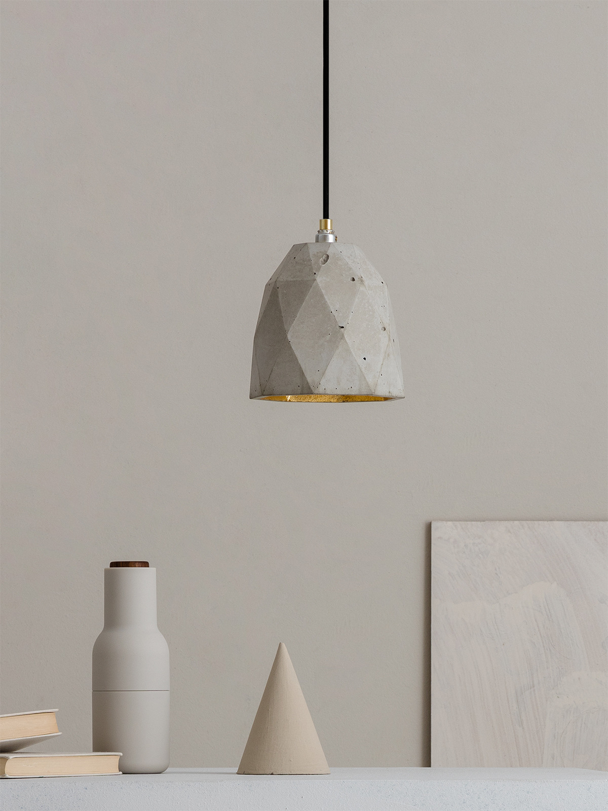 Suspension Design T1 Triangle en béton par Stefan Gant x Gant lights Suspension Design T1 Triangle en béton par Stefan Gant x Gant lights