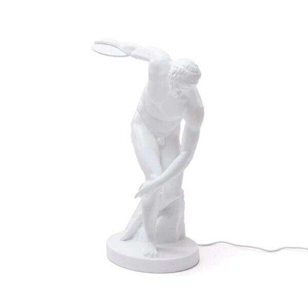 Lampe à poser Discobolux en forme de lanceur de disque en résine blanche par UTO BALMORAL x Seletti