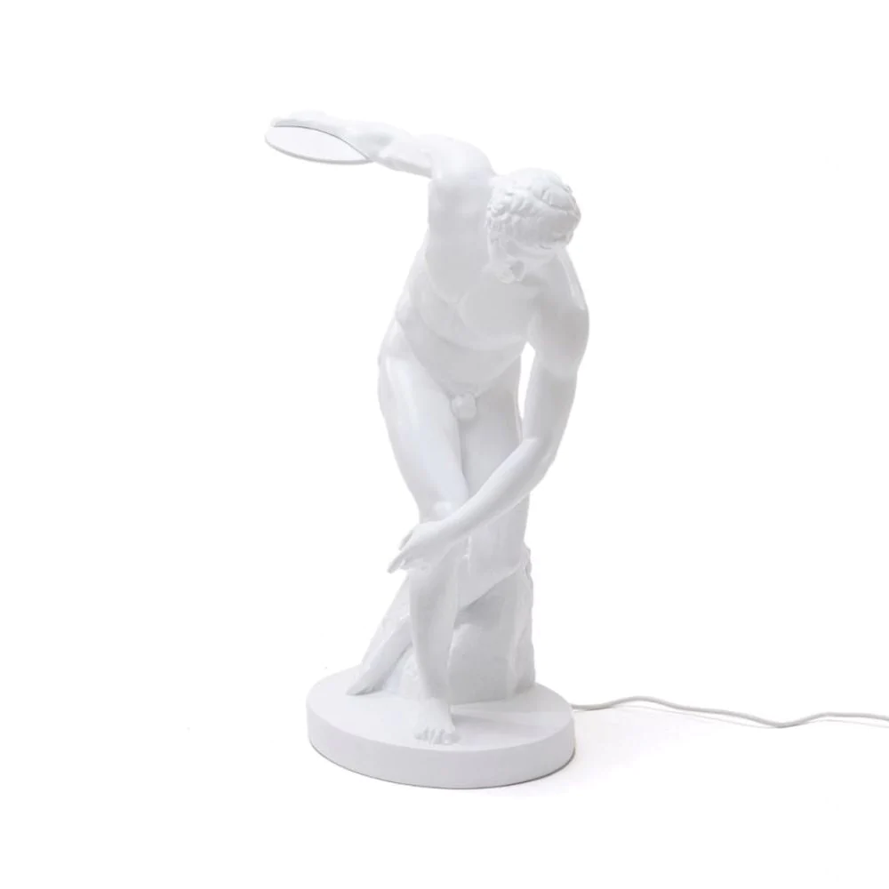 Lampe à poser Discobolux en forme de lanceur de disque en résine blanche par UTO BALMORAL x Seletti