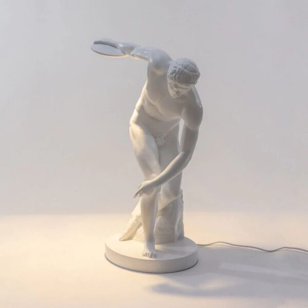 Lampe à poser Discobolux en forme de lanceur de disque en résine blanche par UTO BALMORAL x Seletti