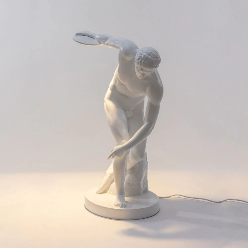 Lampe à poser Discobolux en forme de lanceur de disque en résine blanche par UTO BALMORAL x Seletti