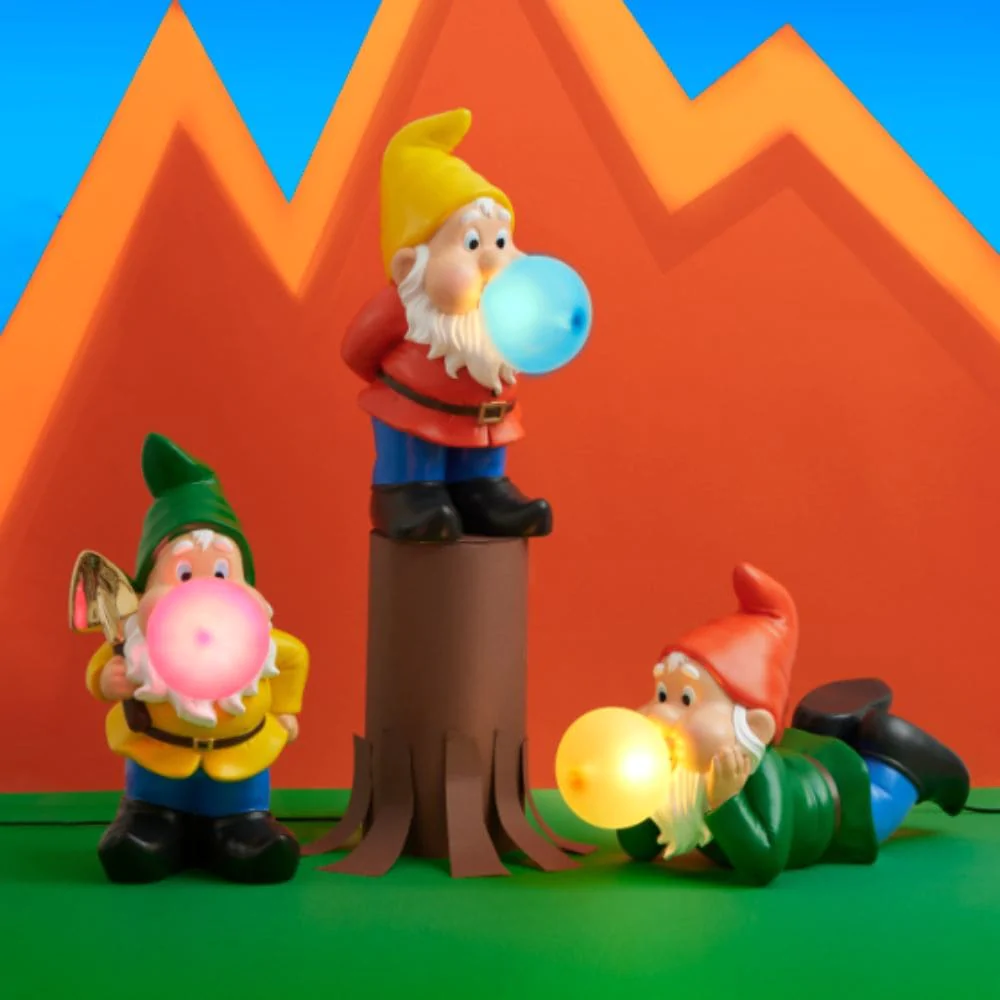 Lampe à poser Gummy Snooping en forme de nain de jardin en résine par UTO BALMORAL x Seletti Lampe à poser Gummy Snooping en forme de nain de jardin en résine par UTO BALMORAL x Seletti